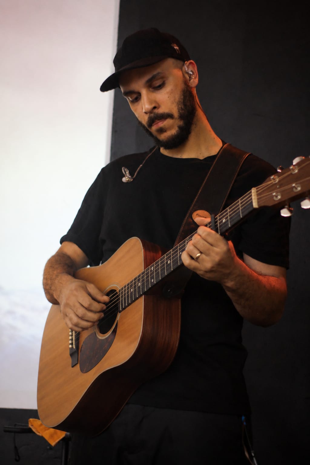 Gabriel Alves tocando violão durante uma atividade musical
