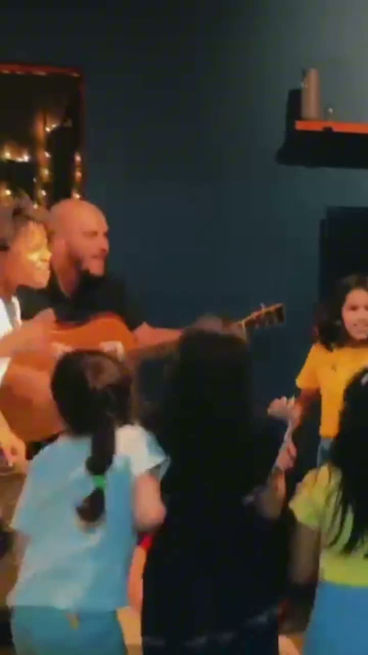 Crianças cantando e interagindo